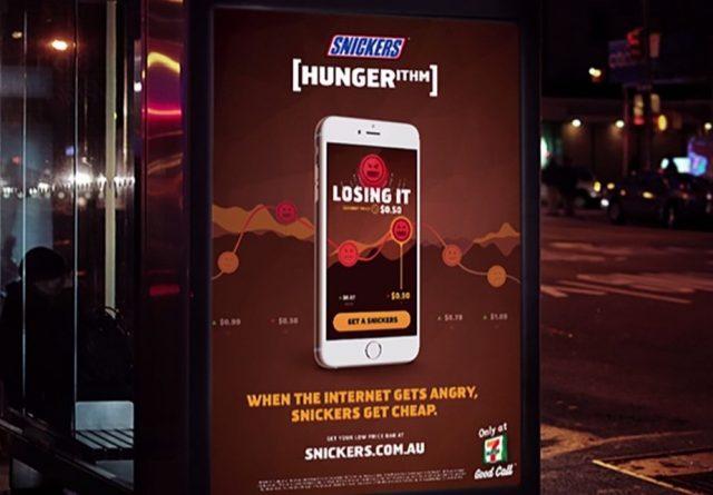 7-11的小电视屏幕,公交亭旁的电子广告牌都能让你掌握获得最低价